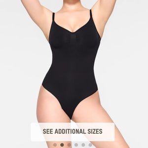 SKIMS BODYSUIT MEDIUM